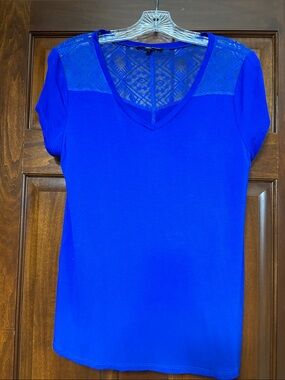 Cable & Gauge Royal Blue V-Neck Short Sleeve Top with Lace Yoke. Large.
